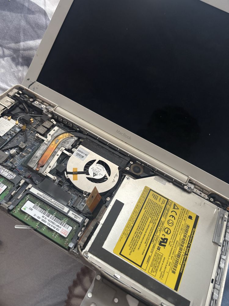 Dezmembrez macbook A1181