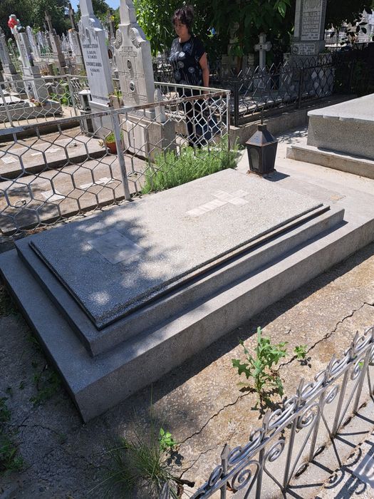 Vand loc de veci la cimitirul sf. Constantin