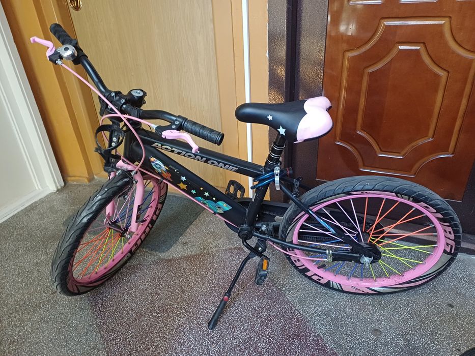 Bicicleta si role pentru fata