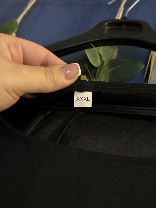 Rochita neagra cu maneci evazate