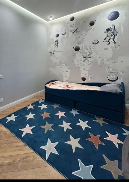 Кровать и ковер в детскую