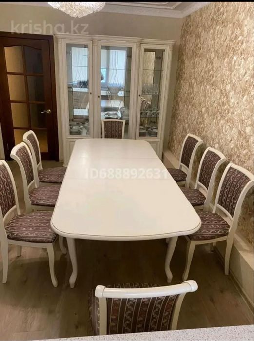 Витрина, стол, 8 стульев