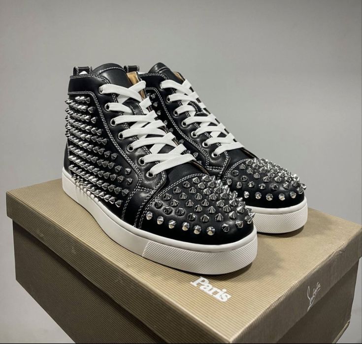 Christian Louboutin diferite variatii