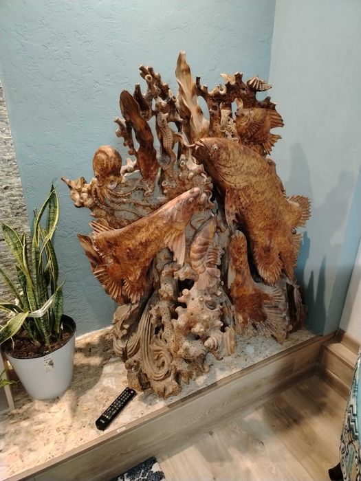 Резная скульптура из дерева