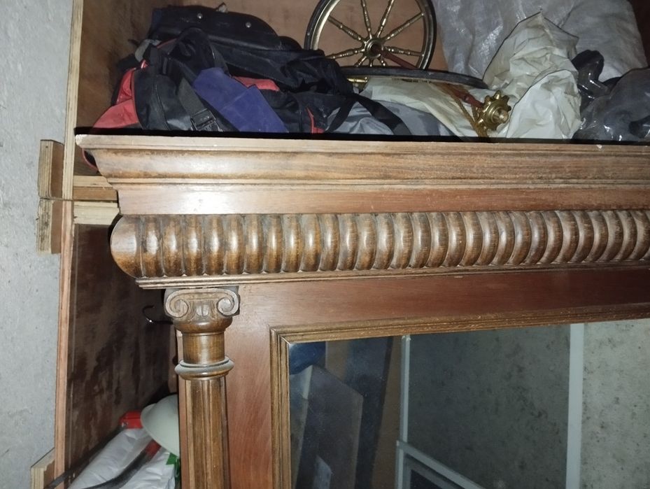 Vind oglinda cu măsuță cu blat de marmura  datata inainte de 1900