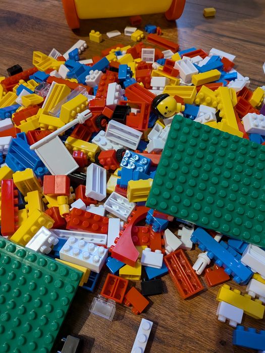 Детски конструктор в транспортна  кутия с колела