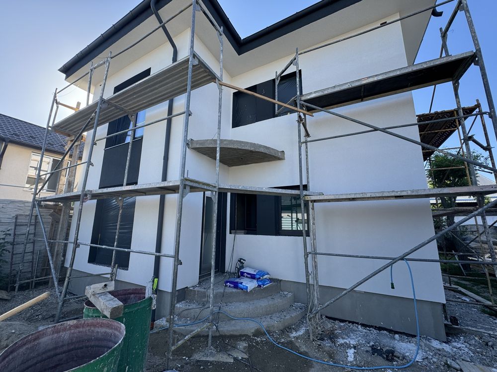 Constructii case la rosu si finisaje
