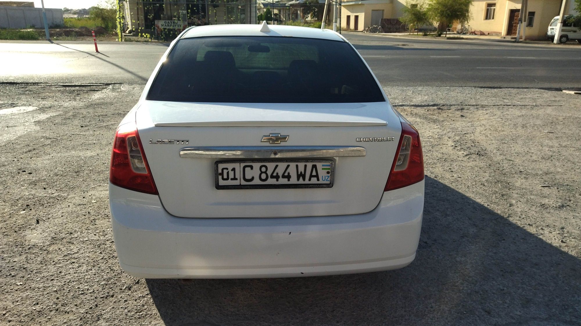 Lacetti 1.8 sotiladi