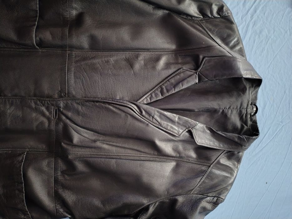 Vând geacă de piele tip sacou, culoare neagră,veche,producție Mongolia