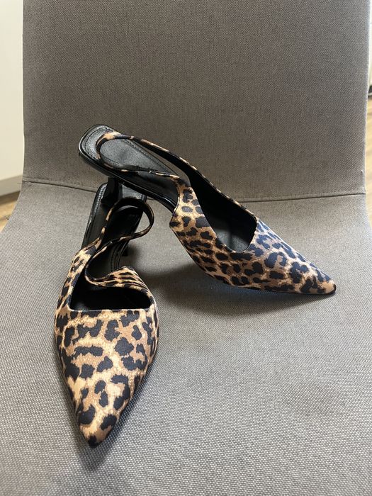 Нови тигрови обувки