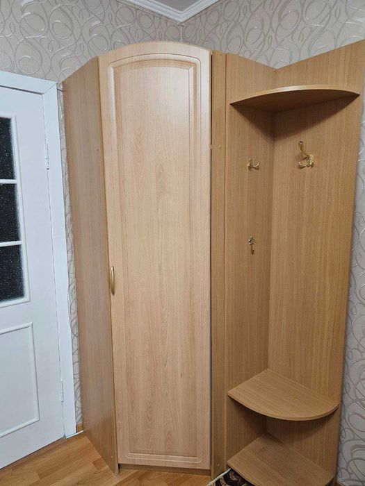 Шкаф с вешалкой в хорошем состоянии