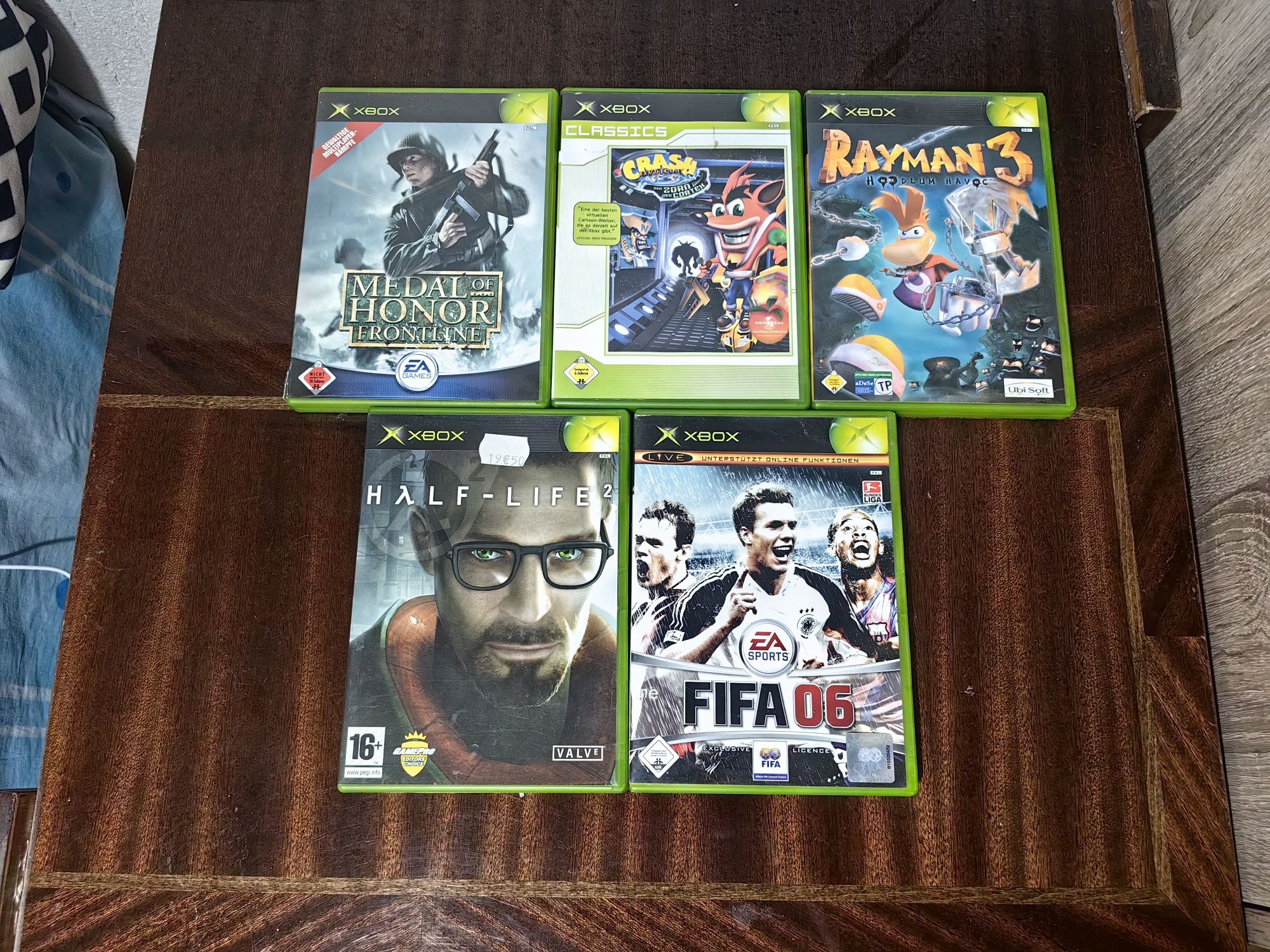Xbox classic + игри half life, crash bandicoot