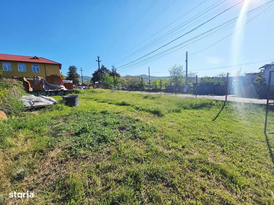 Teren de vânzare în Lapoș – 1000 mp cu beci