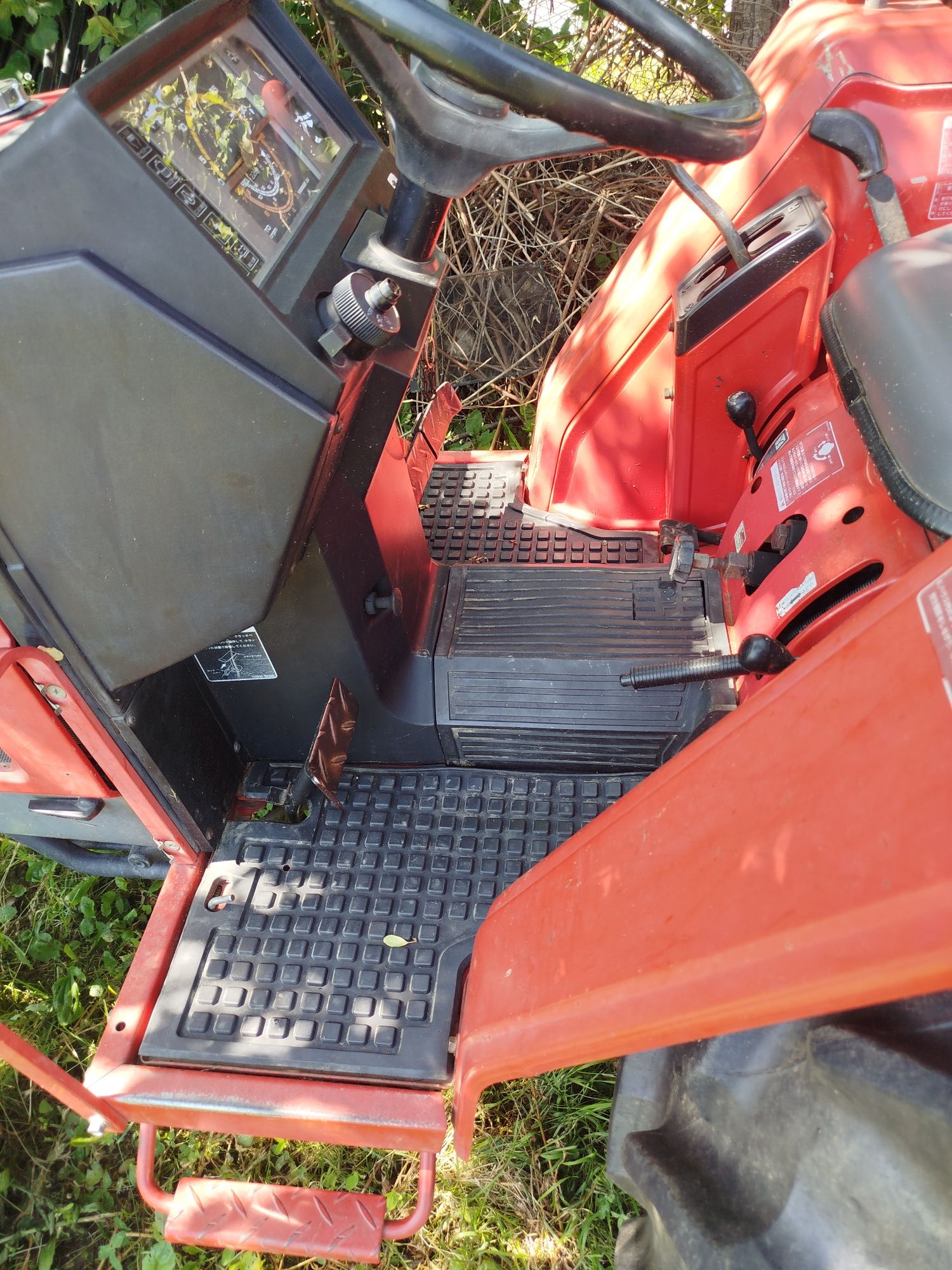 Tractor yanmar 20 cai cu freza plug remorca și semanatoare