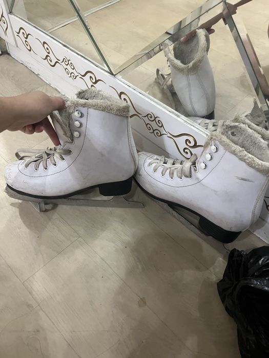 Продается коньки почти новый за 8к