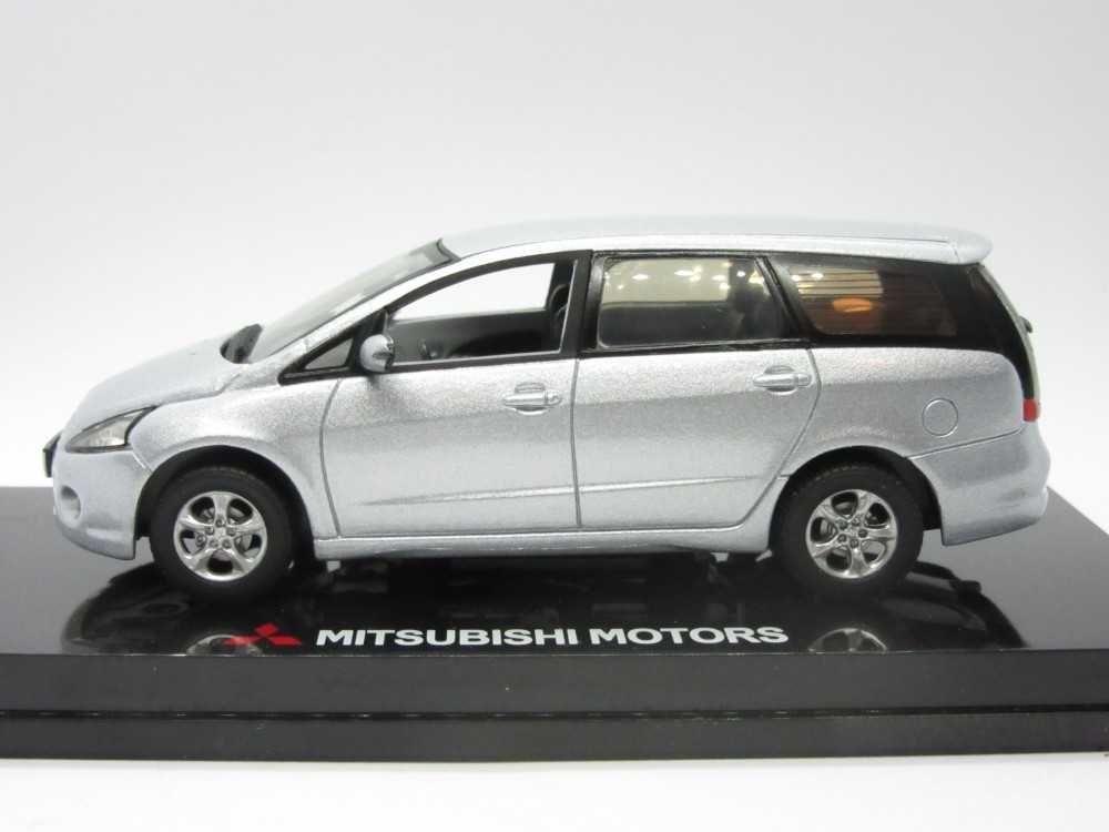 Macheta Mitsubishi Grandis Sun Star Dealer Edition 1:43