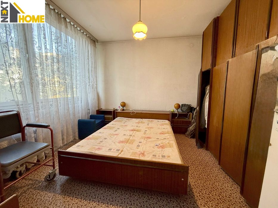 Просторен тристаен апартамент в монолитна жилищна сграда