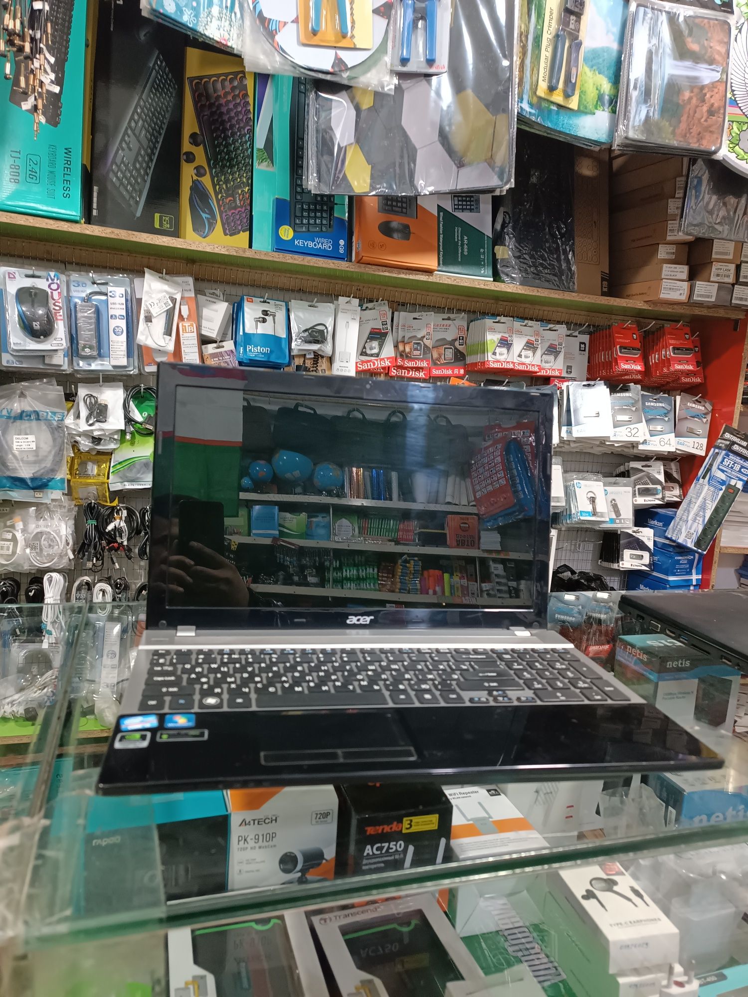 Novutbuk Acer  Holadi ideyal