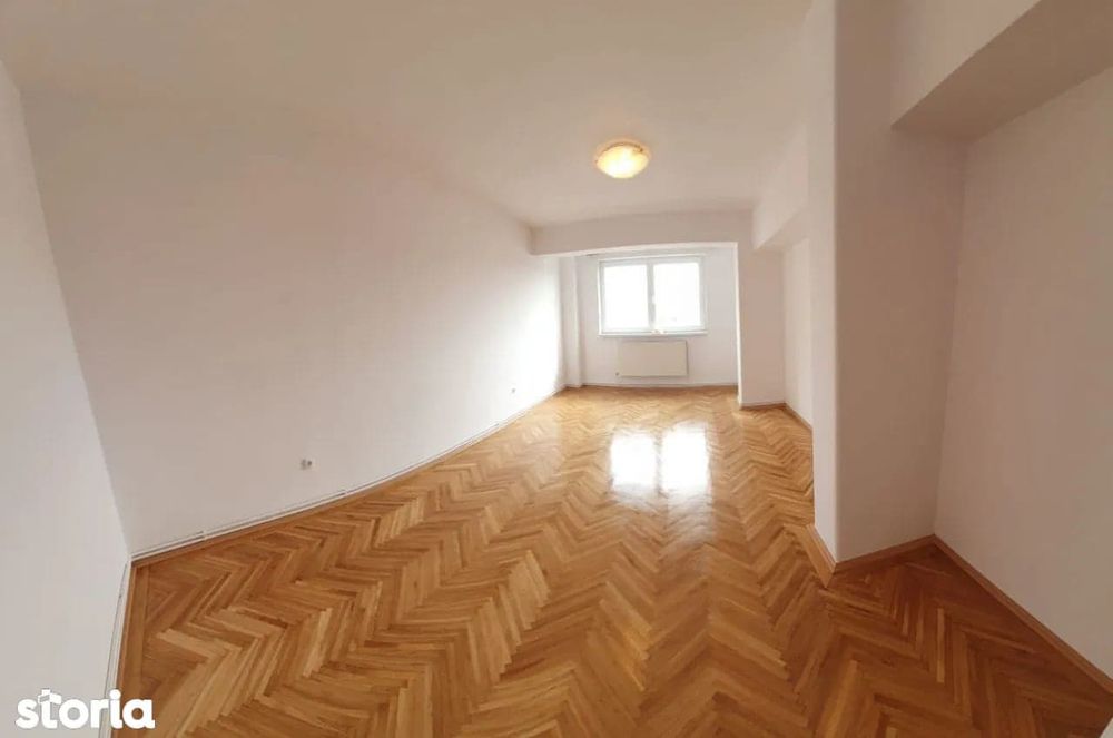 Vand apartament 4 camere centru, decomandat, amenajat,etaj intermediar