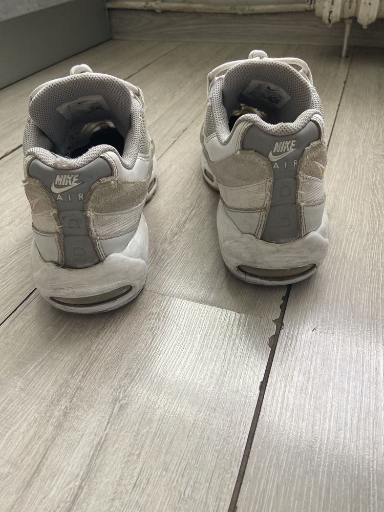 Vand air max 95 purtati un pic