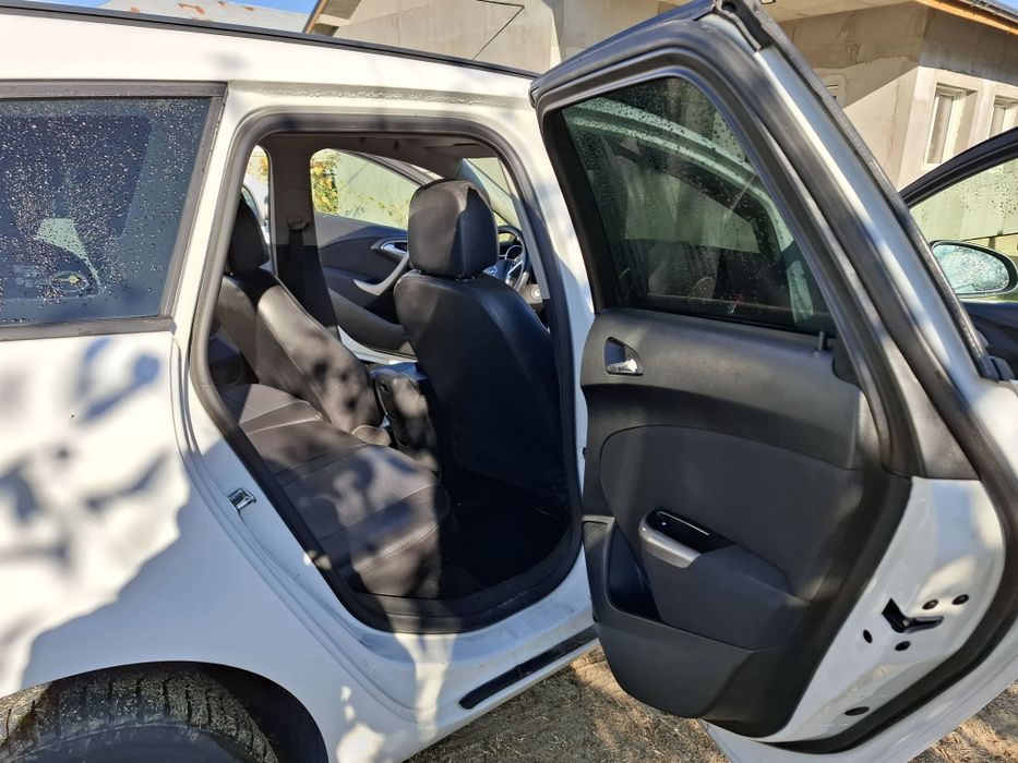 Vând opel astra j