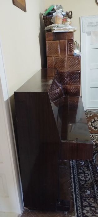 De vânzare pianină cu cadru metalic.