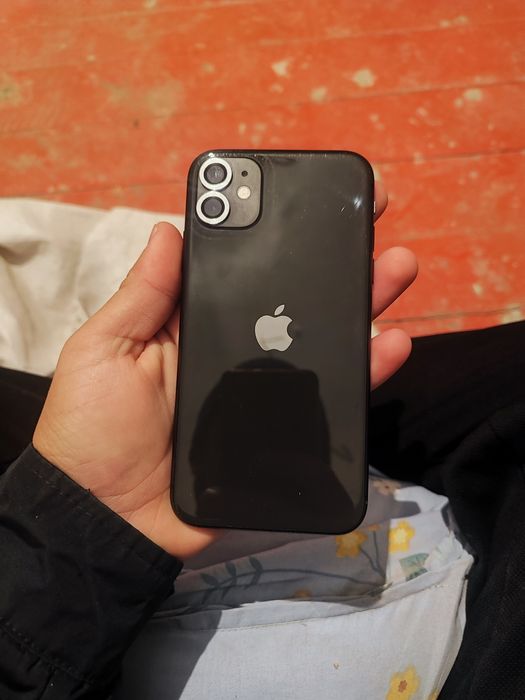 iPhone 11 б/у в нормальном состоянии
