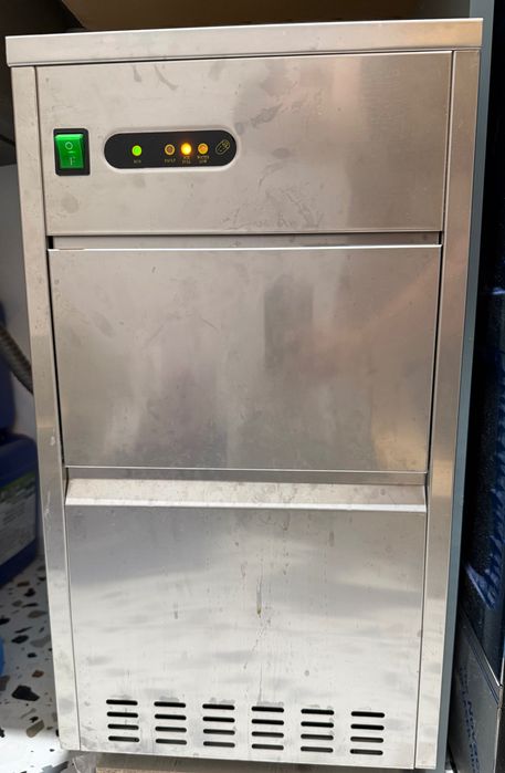 Ледогенератор за кубчета лед с отвор с контейнер