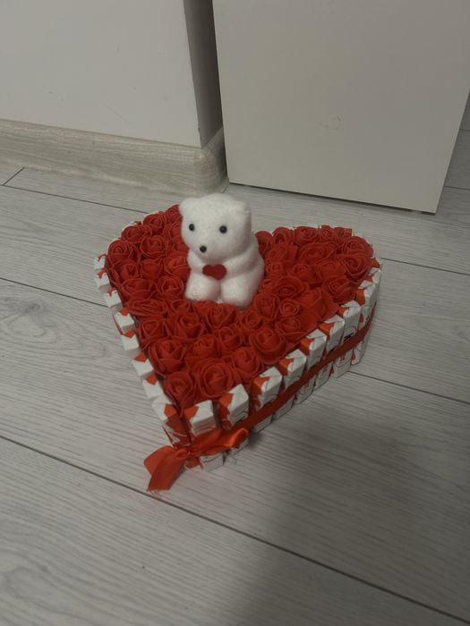 Vand cutii din flori de sapun si dulciuri