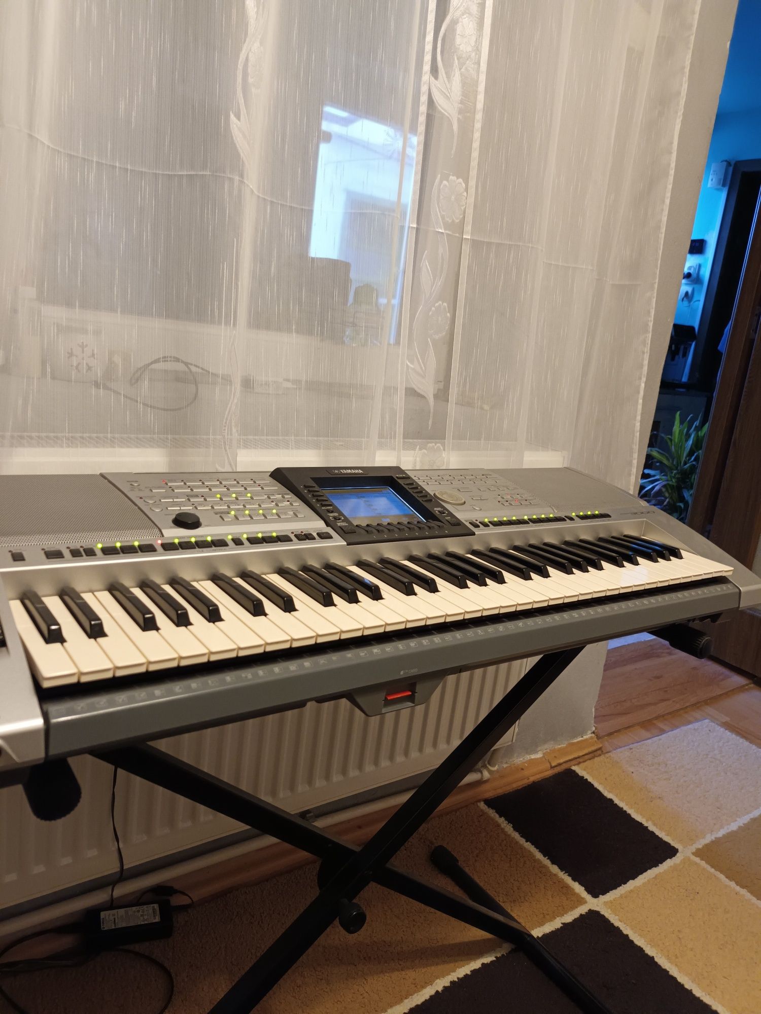 Yamaha psr 3000 cu microfon + stativ