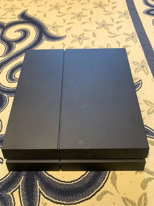 Продам PlayStation 4 FAT с 20 играми