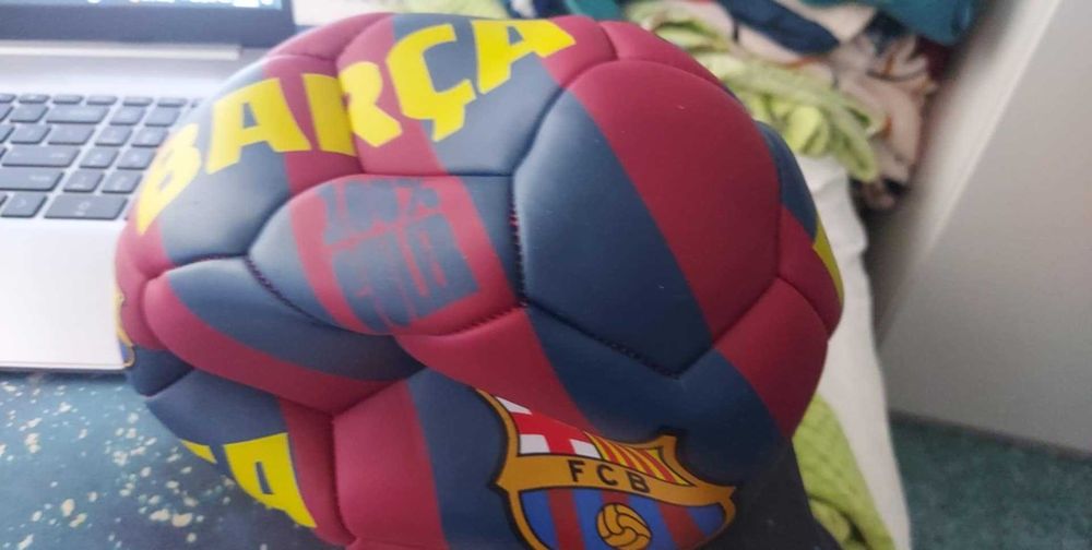 Minge de fotbal cu sigla și culorile clubului FC Barcelona