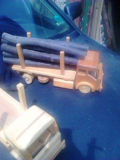 Играчка -дървен камион с дърва