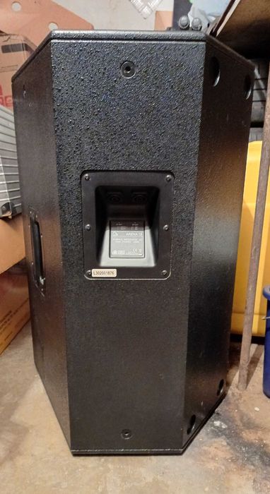 Boxe DB Arena 15 ca noi , cu huse originale.