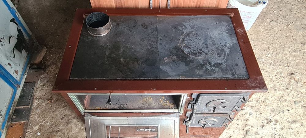 Vând cuptor pe lemne