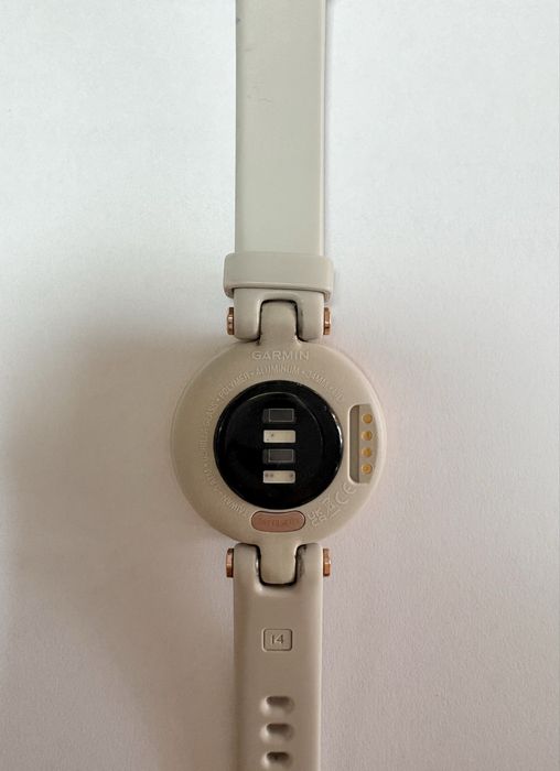 Garmin Lily Sport – елегантен смарт часовник
