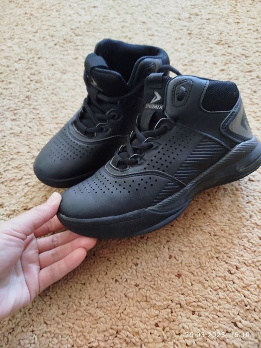 Ботинки детские практически новые.