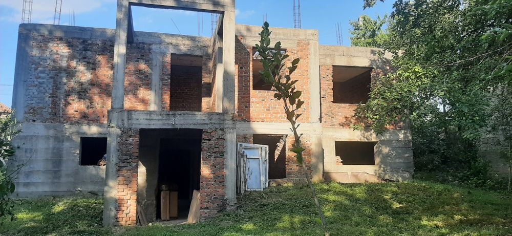Vând casă 4 dormitoare și 2 livinguri
