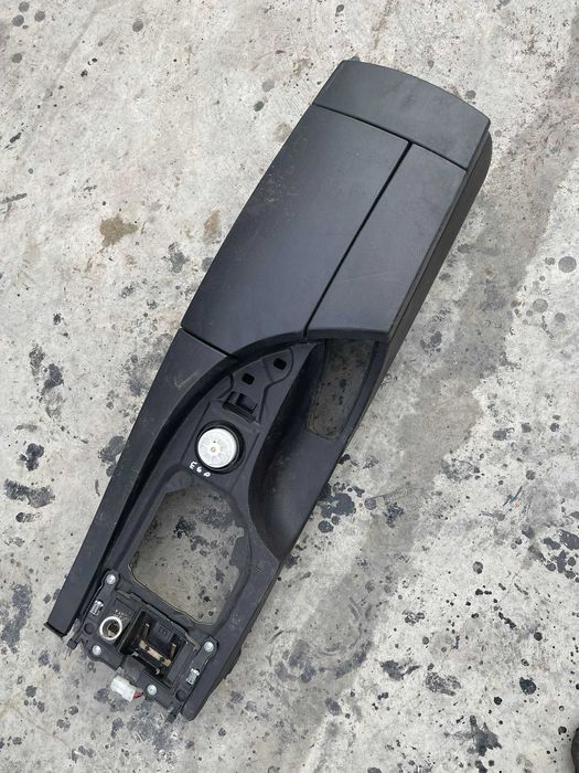 Coti­eră piele BMW E60 2003–2010 – piele neagră – stare impecabilă
