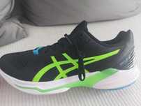 Vând pantofi sport asics volei