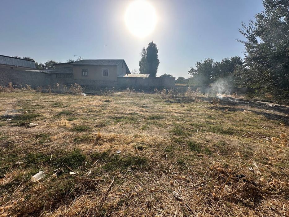 Yer sotilaladi, M 39 yo’l yaqinida, 13,5 sotih, barcha hujjatlati bor.