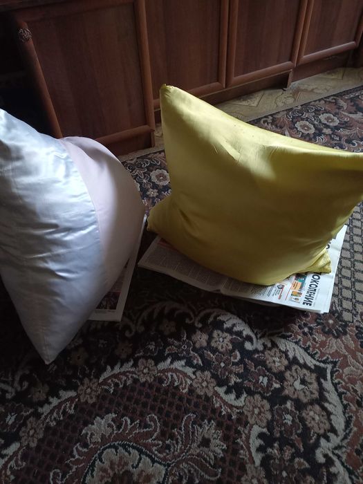 Продам подушки 65 × 65 см, большие, пух, недорого.