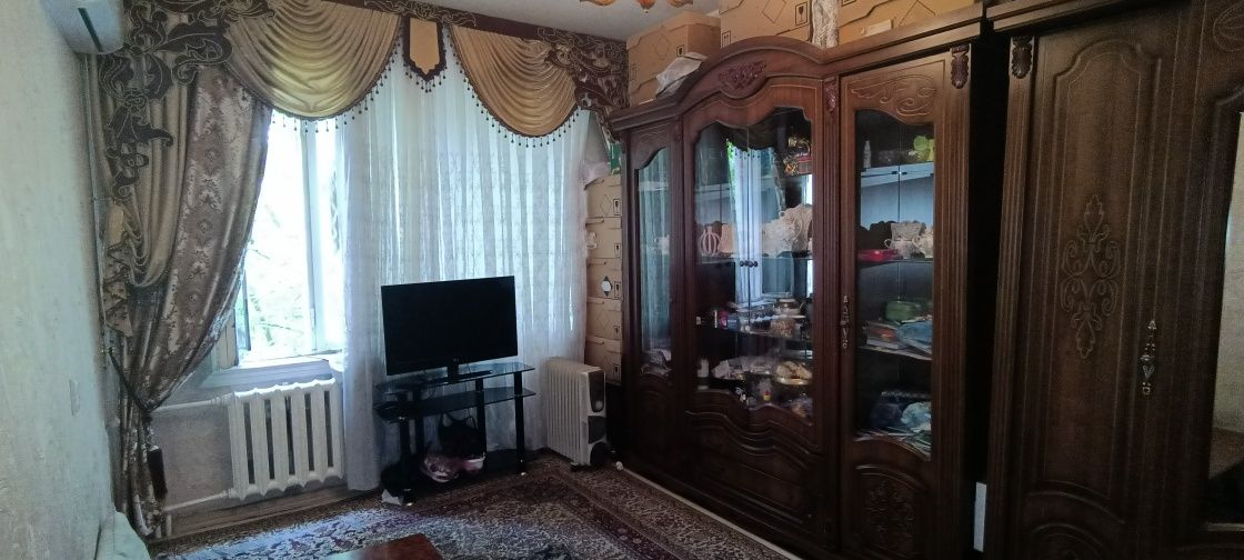 Кора камиш 2/4да 3 хоналик уй сотилади. 3/3/4. Балкон:2х6. Маклерсиз!