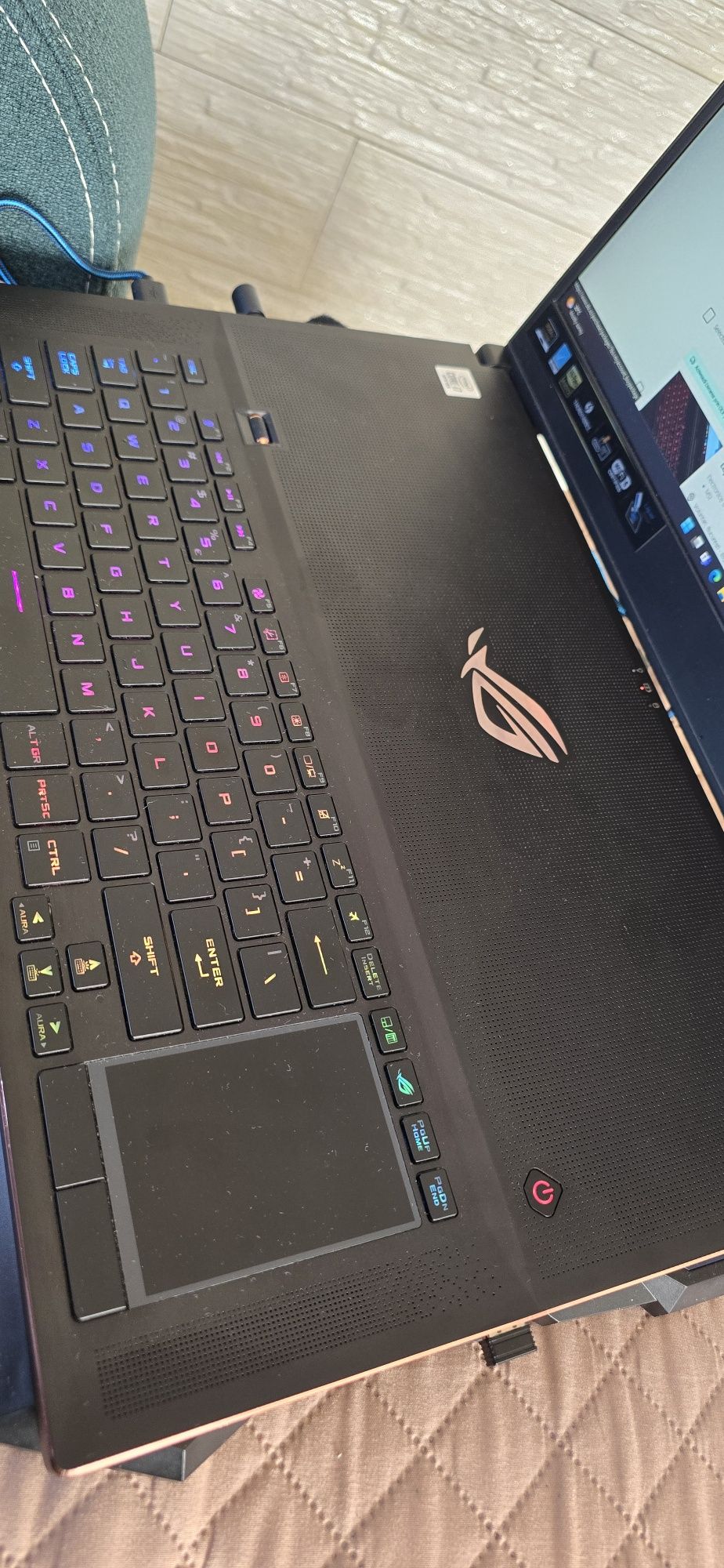 Laptop Gaming ASUS ROG Zephyrus S17 GX701LXS cu procesor Intel Core i7