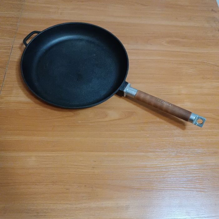 Чугунная сковорода Биол