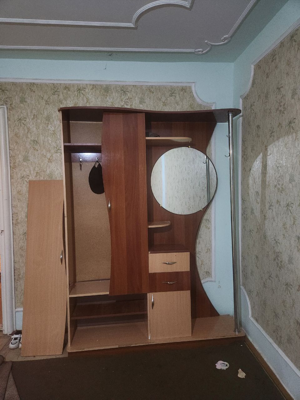 Срочно недорого продаётся мебель шифонер сержант и шкаф для прихожей.
