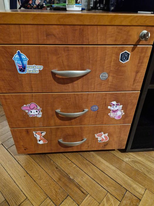 Нощно шкафче с ключ