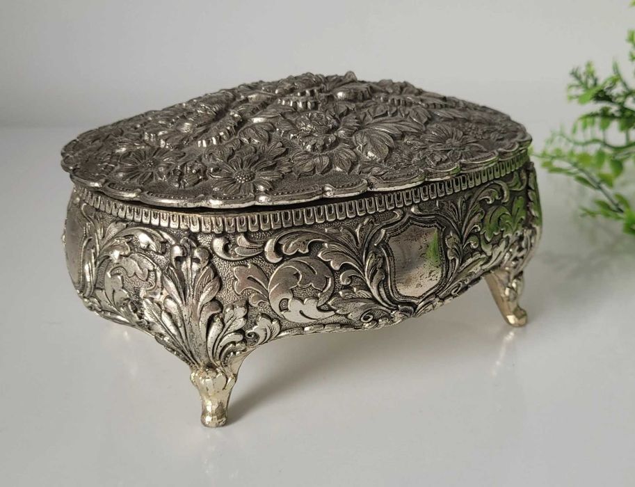 Cutie de bijuterii sau casetă decorativă din metal argintat,