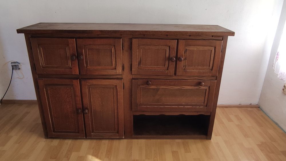 Стар масивен шкаф