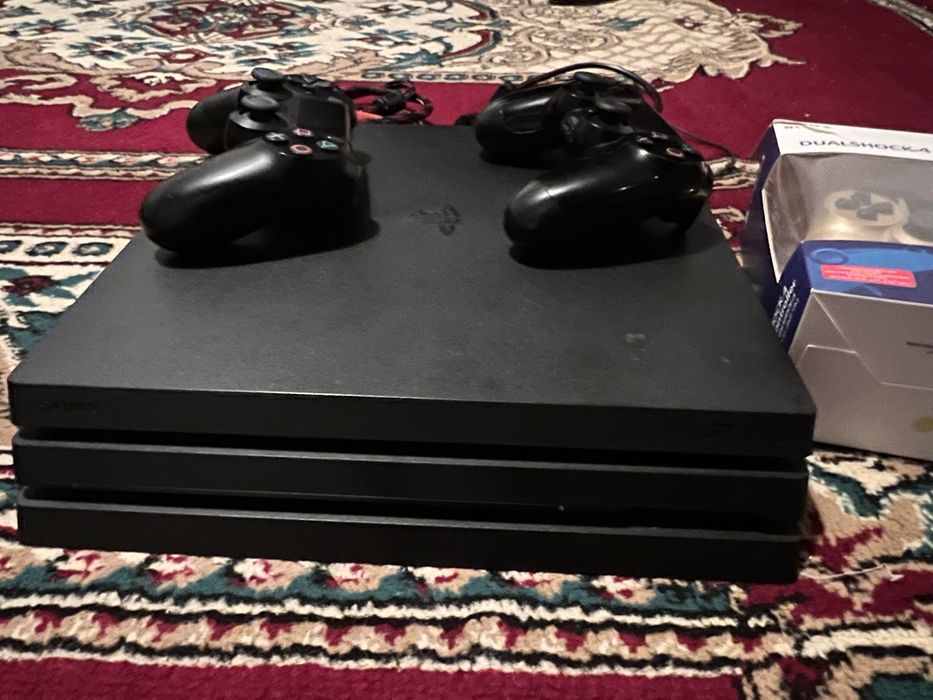 Продам PS4 pro в отличном состоянии